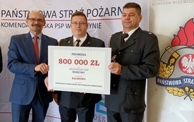 zdjęcia z uroczystości wręczenia propmes na samochody pożarnicze (3)