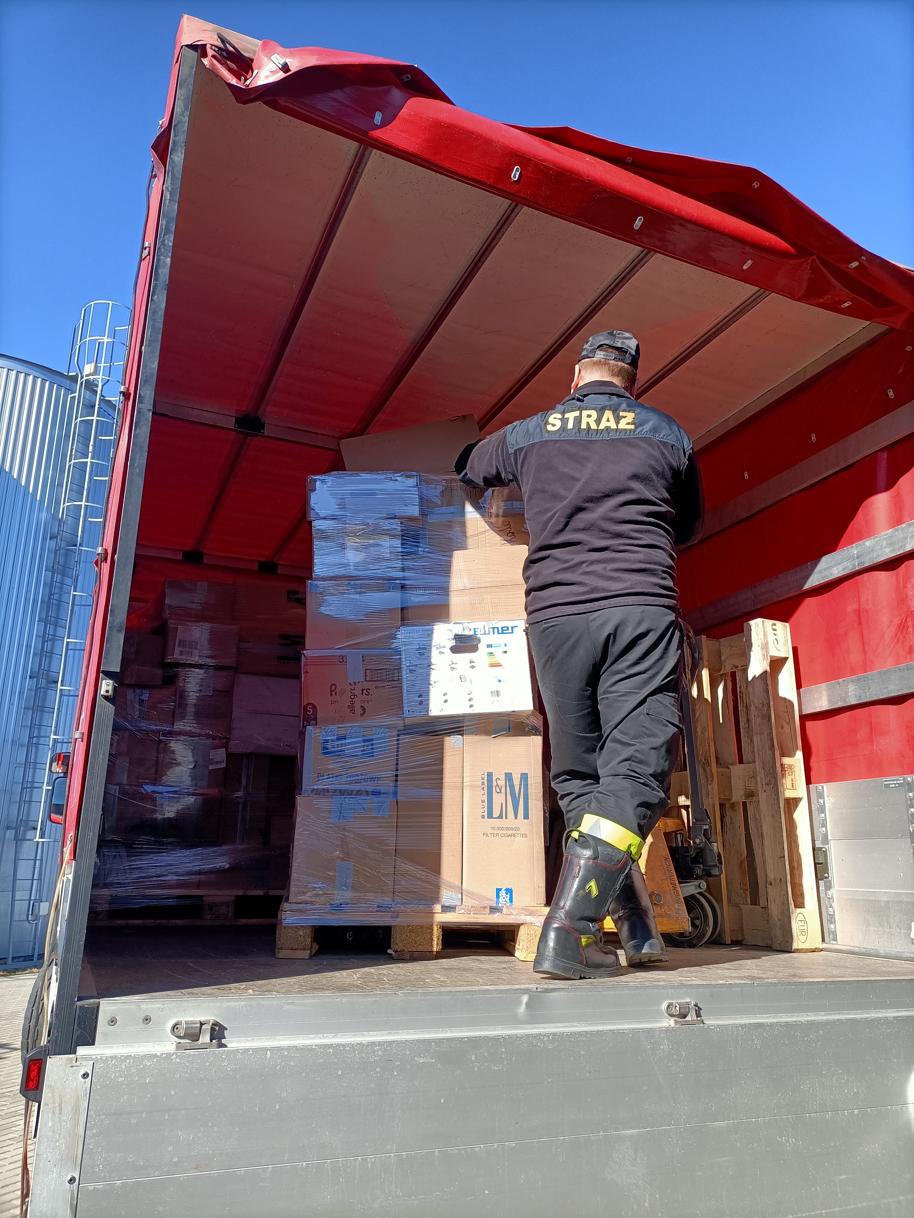 strażak na samochodzie z darami strażak na samochodzie z darami