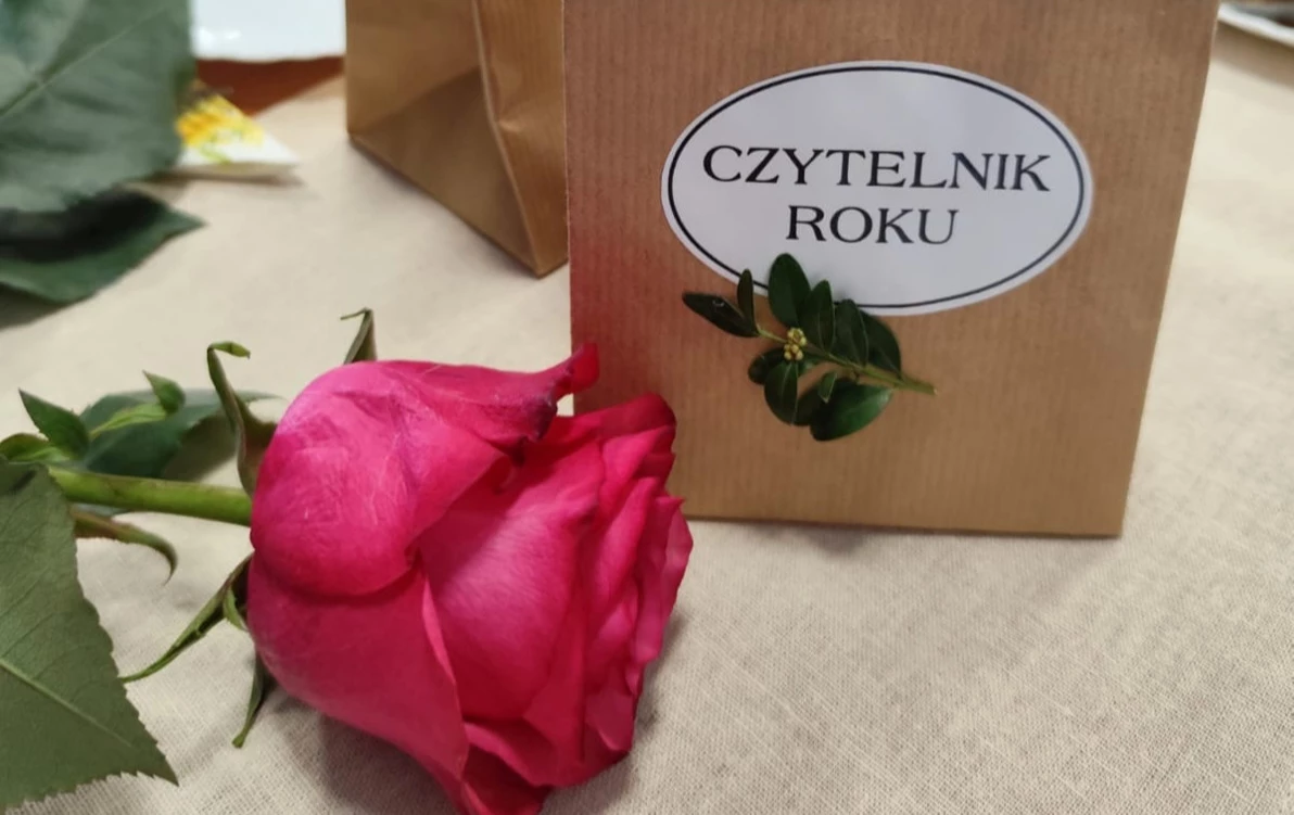 torebka popierowa z napisem czytelnik roku oraz róża